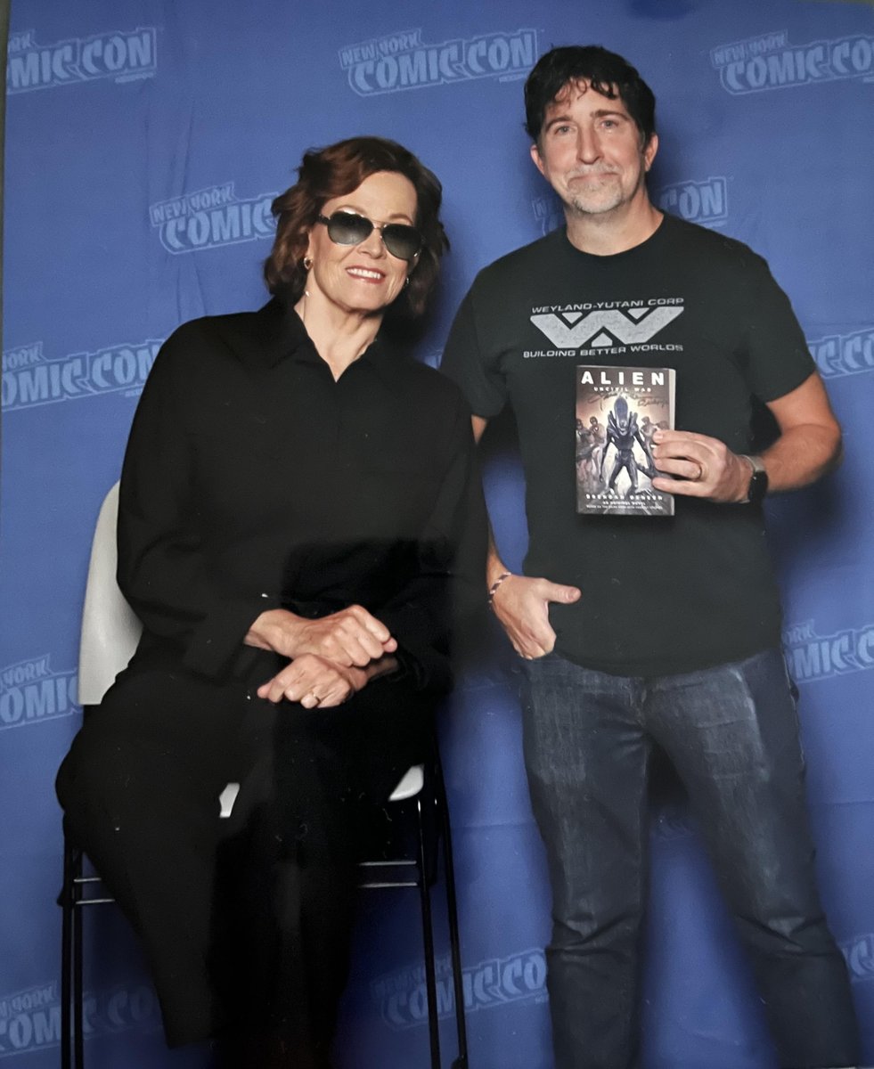 BrendanDeneen's tweet image. Me and Sigourney and the Alien novel I wrote. 😍😍😍 @AlienAnthology @20thcentury @TitanBooks @BlackstoneAudio #SigourneyWeaver