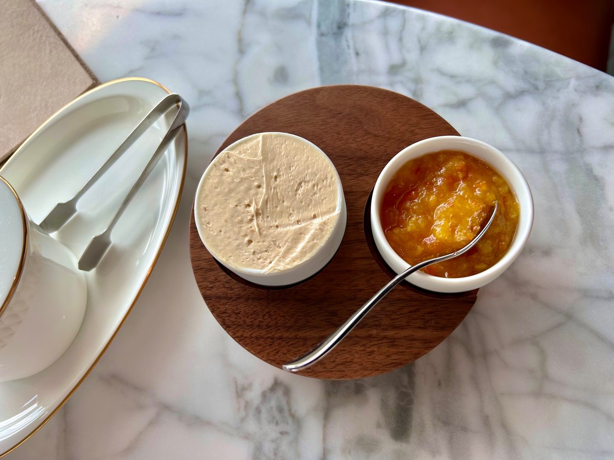 フェアモント東京 
フェアモントゴールドラウンジ

朝食は優雅にコース仕立て🍽️

パンのサーブ🥐からスタート、リチュアル（果物、グラノーラ、サーモン、ヨーグルト）で既にかなりボリューミー💦

黒富士農場のオーガニック卵🥚オムレツが最高でした！

#フェアモント東京