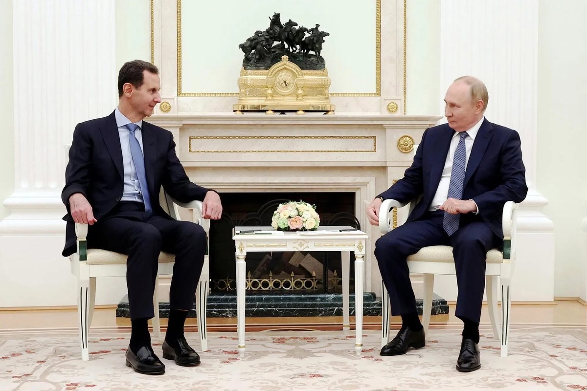 IntSyria25's tweet photo. قال تقرير خاص لمجلة "دي تسايت" الألمانية أن رئيس النظام السوري البائد بشار الاسد يعيش في موسكو في ثلاث شقق ضمن مبنى سكني يحتوي على مول خاص بقاطنيه.  يعيش الاسد وفقا للتقرير تحت حراسة من شركة أمنية خاصة تدفع الحكومة الروسي�� تكاليفها. 

بحسب التقرير الذي استند لمصدر قريب من الاسد, فان الاسد يمضي ساعات يوميا وهو يلعب ألعاب فيديو عبر الانترنت.  كما أنه يقضي الكثير من وقته في فيلا خاصة به خارج موسكو. 

#INT