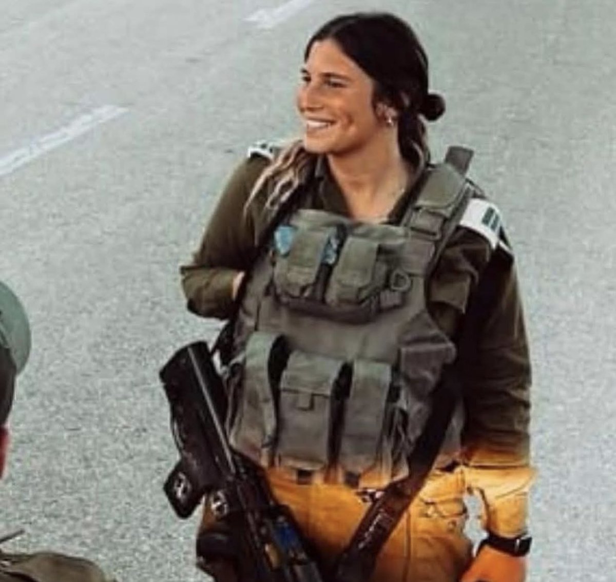 La mañana del 7 de octubre, la sargento Sarin Yuval Doga, comandante de pelotón de Nahal, se despertó con sirenas y explosiones. 
En pijama, tomó su arma, condujo hacia la base y, en ruta, abatió a dos terroristas en moto. Luego lideró a su unidad, neutralizó a más atacantes y