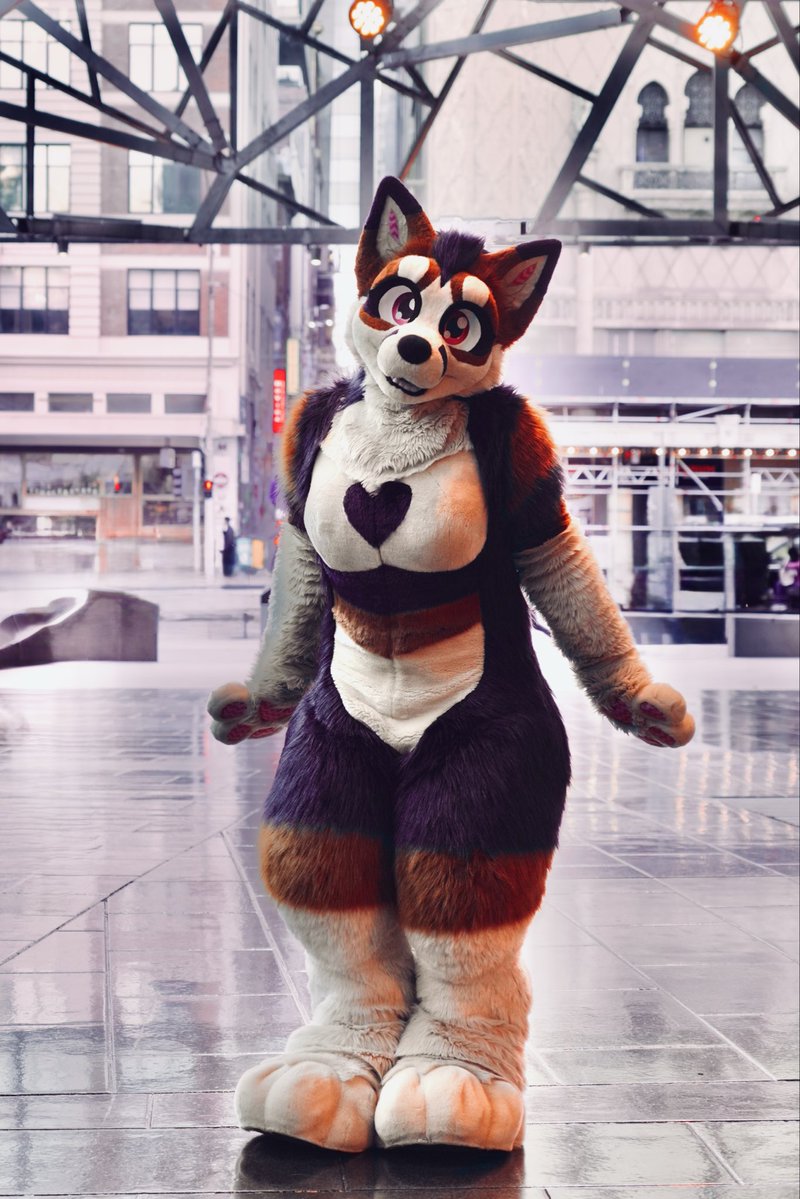 Are there any kigurumi people that make hip/rear padding who would be up for making some for me? I’m 6ft 105kg and I’d love to have a bit more curve in my girl’s figure ♥️