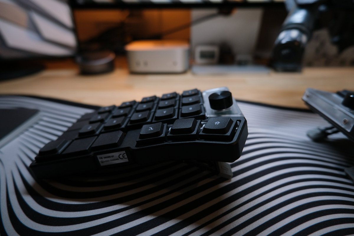 Hottyhottea's tweet photo. #本日のセットアップ #キーボード
#fujifilm #Atomoph
Keyboard:Cornix 38keys Custom
Switch:Kailh choc V2 Spring
Keycap:Jezail Funder LCK
Wristrest:おやすみ
Cornixでスタート。写真は打鍵音を録音している様子です。
今日の10時過ぎにJezail Funder JapanでExtra Stockの販売が開始されます。
おそらくは争奪戦が予想されますので検討している方はお早めに。
私もレビューコンテンツをこれに合わせて完成させましたので、迷っている方はぜひ参考にしてください!
そして私はというと、30%カスタムで楽しんでいます。
やはり30%はハードルが若干高いというのもあり、なかなかこの仕様では発売されないでしょうねぇ‥めちゃくちゃ欲しいけど。