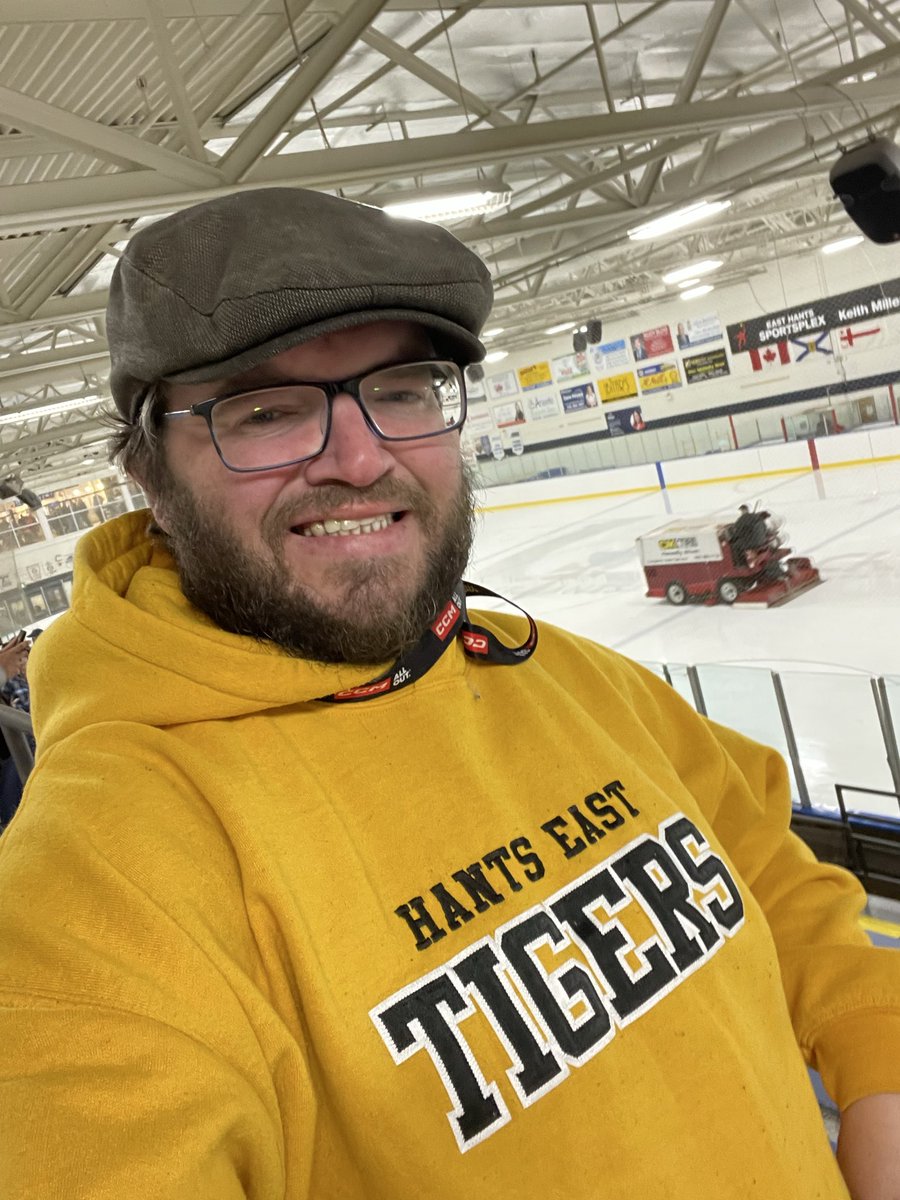 ReprtrPatHealey's tweet image. Sporting the colours of the Tigers girls volleyball team and wishing them well this weekend at the Dal tournament as I cover the East Hants Sr Penguins exhibition game vs Cape Breton Knights.