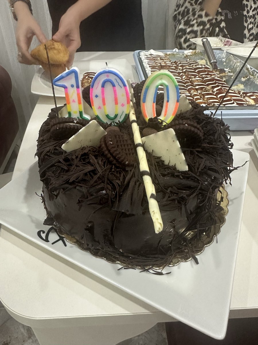 30yaşına girdik moralimiz bozuk dedik gelen pastaya 100 yaş yazılır mı ya bu nasıl bi şaka 😒