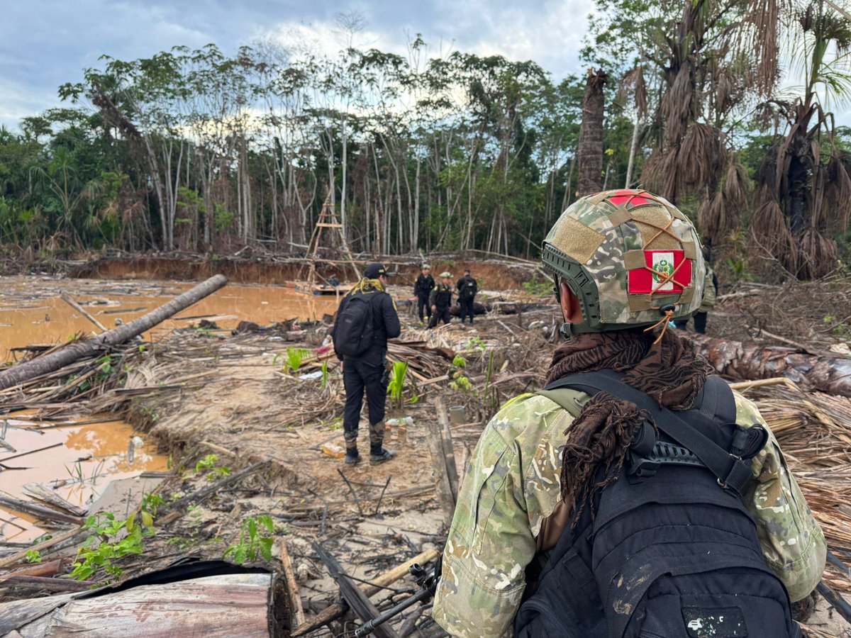 CCFFAA_PERU's tweet photo. #Urgente| Destruimos 3 campamentos, 8 balsas, y diversos equipos y materiales empleados por la #mineríailegal en el distrito de #Inambari, #MadreDeDios. Nuestro Comando Operacional del Sur y la @PoliciaPeru ejecutaron esta exitosa operación, en coordinación con la @FiscaliaPeru. https://t.co/GzKxin82PH