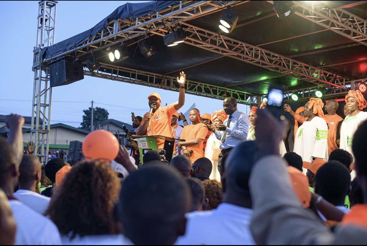 Lionel_EPL_Ebe's tweet image. La vague orange a déferlé à Yaoundé aujourd’hui, j’ai eu l’honneur de prononcer le discours introductif du meeting 🧡🧡🧡

#reussirensemble
#succeedtogether
#ilyadieudedans
