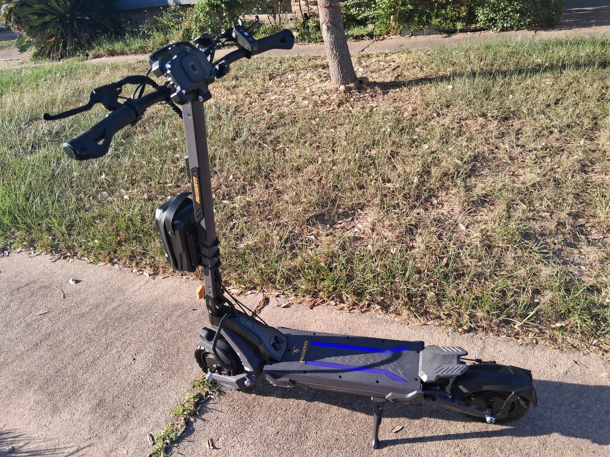 FidgetyJester's tweet photo. I got myself a Electric Scooter!!
(((o(*°▽°*)o)))

But man, this is massive. Almost as tall as me actually, thank goodness that it's also foldable. Lol 😂 https://t.co/uI0g1AD9lC
