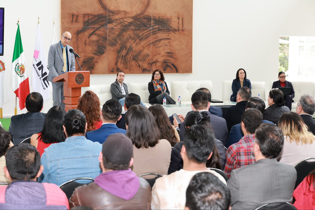 Esta mañana en el Museo Universitario Leopoldo Flores, un espacio emblemático de la UAEMéx que promueve el arte, el pensamiento crítico y el diálogo con la sociedad, se llevó a cabo la Mesa de Análisis del Estudio Muestral de Participación Ciudadana (EMPC) 2024 del Instituto