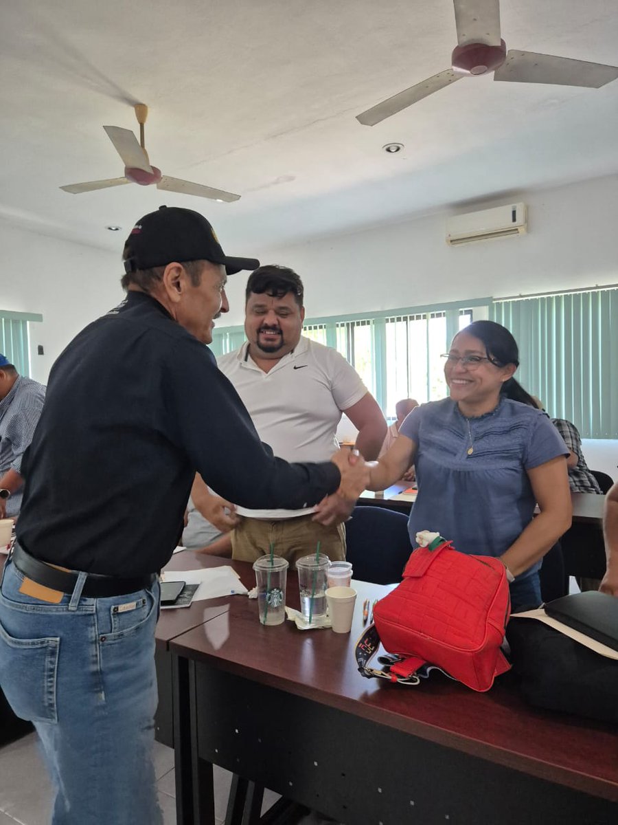 agricultura_yuc's tweet photo. 🌱En Mocochá, #Yucatán, se llevó a cabo la capacitación de Inducción sobre Escuelas de Campo (ECAS), impulsando innovación, productividad y mejores prácticas agrícolas🌽
🏅 Técnicos recibieron certificados por su compromiso con el campo yucateco✨#INIFAP
#AgriculturaEnTerritorio https://t.co/pAosjZC86V