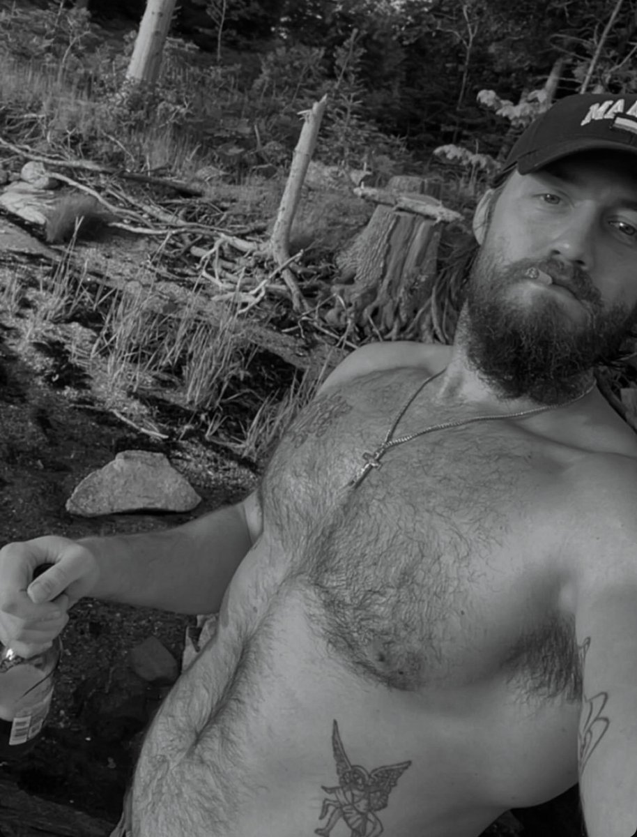 Equilibrando entre o cigarro e o whisky.