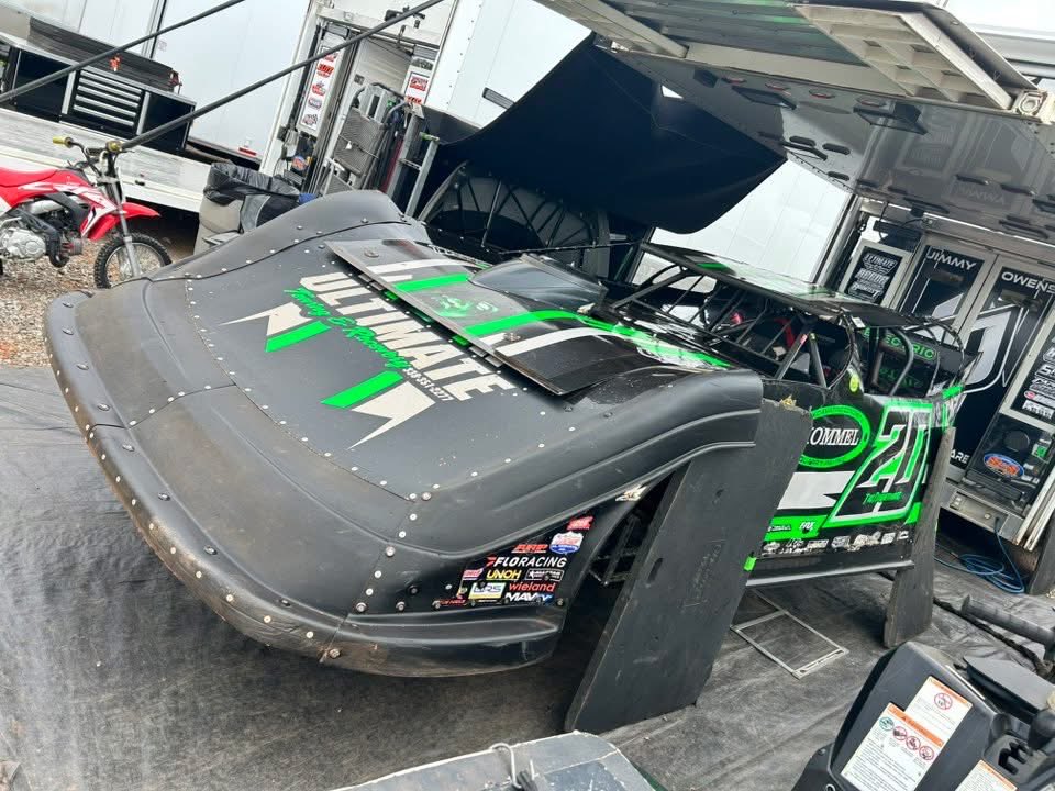 Unloaded at the “Place Your Momma Warned You About” for tonight’s <a href="/HuntTheFrontSDS/">Hunt the Front Super Dirt Series</a> weekend opener!
