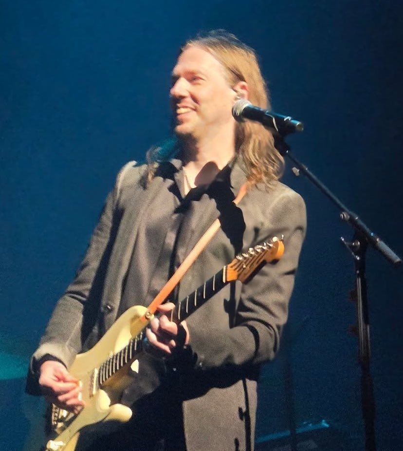 I cannot believe my eyes are seeing this, this is insane, 14 years since the last time he played guitar and sang maskless onstage, this feels like a fever dream