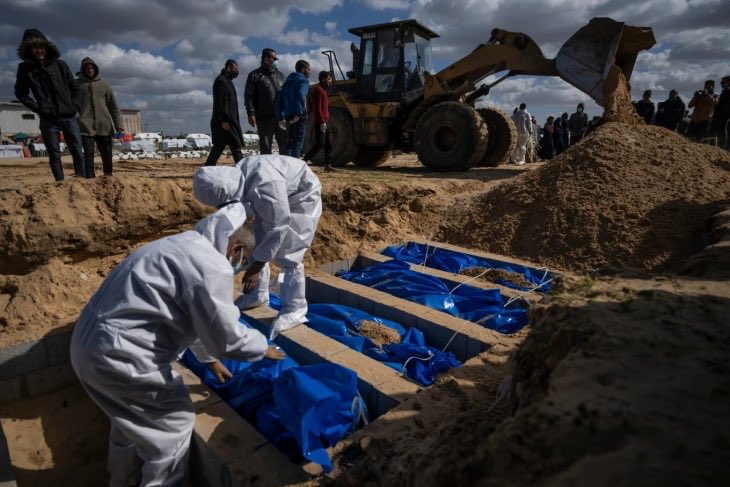 🔴 Since dawn Friday: 116 bodies brought to Gaza hospitals

The Gaza Health Ministry says 116 people killed have been received by hospitals since dawn today. Among them, 99 were pulled from beneath the rubble, Ma’an News Agency reported. 

▪️ 19 people were killed due to Israeli