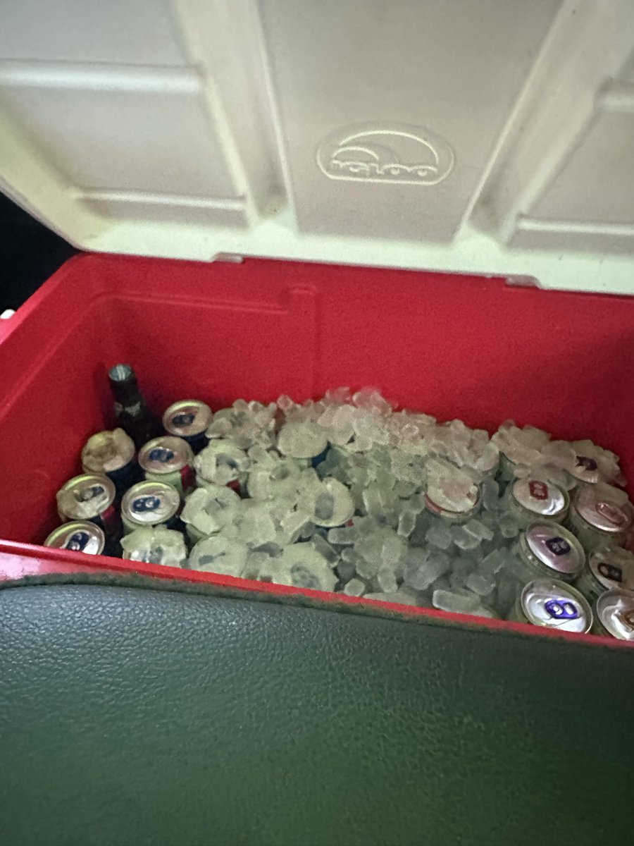 RiledUpForSwift's tweet image. the uber driver said whoever’s in the back is in charge of the cooler what the helly