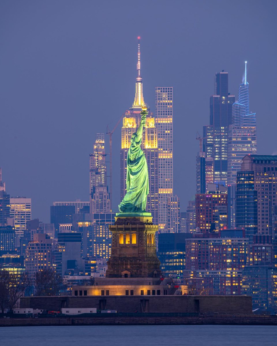 EmpireStateBldg's tweet photo. Shining for this city 

Text CONNECT to 274-16 to get alerts on our Lights!

Watch tonight's lighting here: https://t.co/hz2FQavwPl

📷: mattbaronphoto/IG https://t.co/gQI6QGHExD