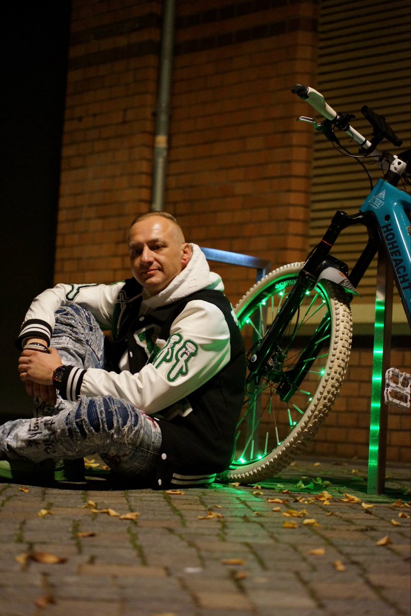 Wanted to try out some low light photography without a tripod. Just see what I could get freehand. 
Was a fun little challenge that ended with this dude and his cool bike. Asked if I could get a foto and he was more than happy and said yeah :3

#Photography
#streetphotography