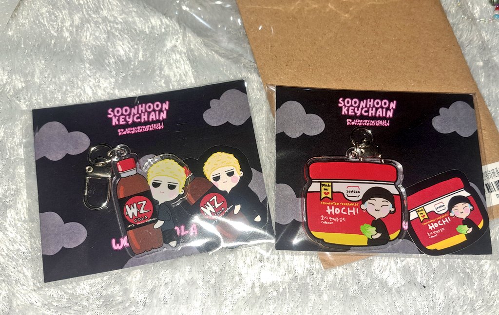 #wts 
Hoshi Carzone Warning Fancon 
💸65k

Woozi cola keychain 
💸20k/pcs

Hoshi kimchi keychain
💸20k/pcs

Set keychain 
💸35k

📍Bogor
Excl ongkir✨️