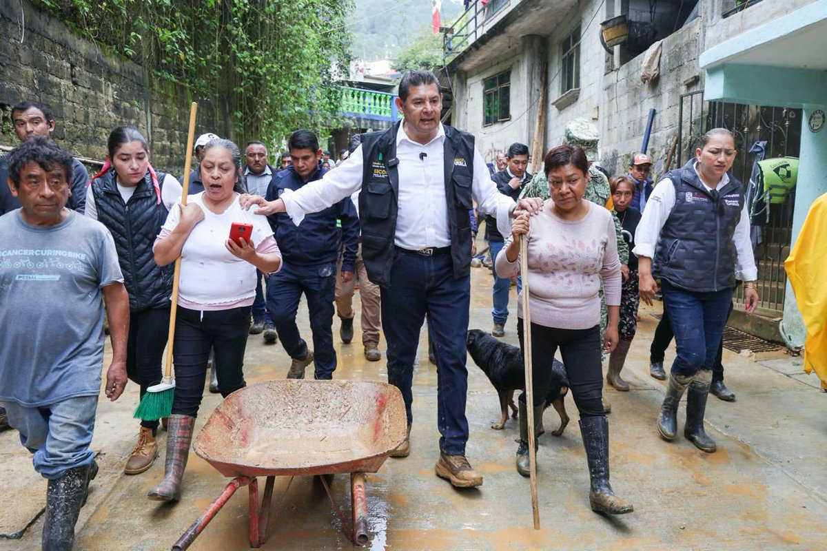📢 Gobierno de Puebla, en coordinación con Defensa, Marina y Guardia Nacional mantiene apoyo a afectados en la Sierra Norte

El gobernador <a href="/armentapuebla_/">Alejandro Armenta</a> informó que lamentablemente asciende a 9 las personas fallecidas a consecuencia de las fuertes lluvias que azotaron diversos