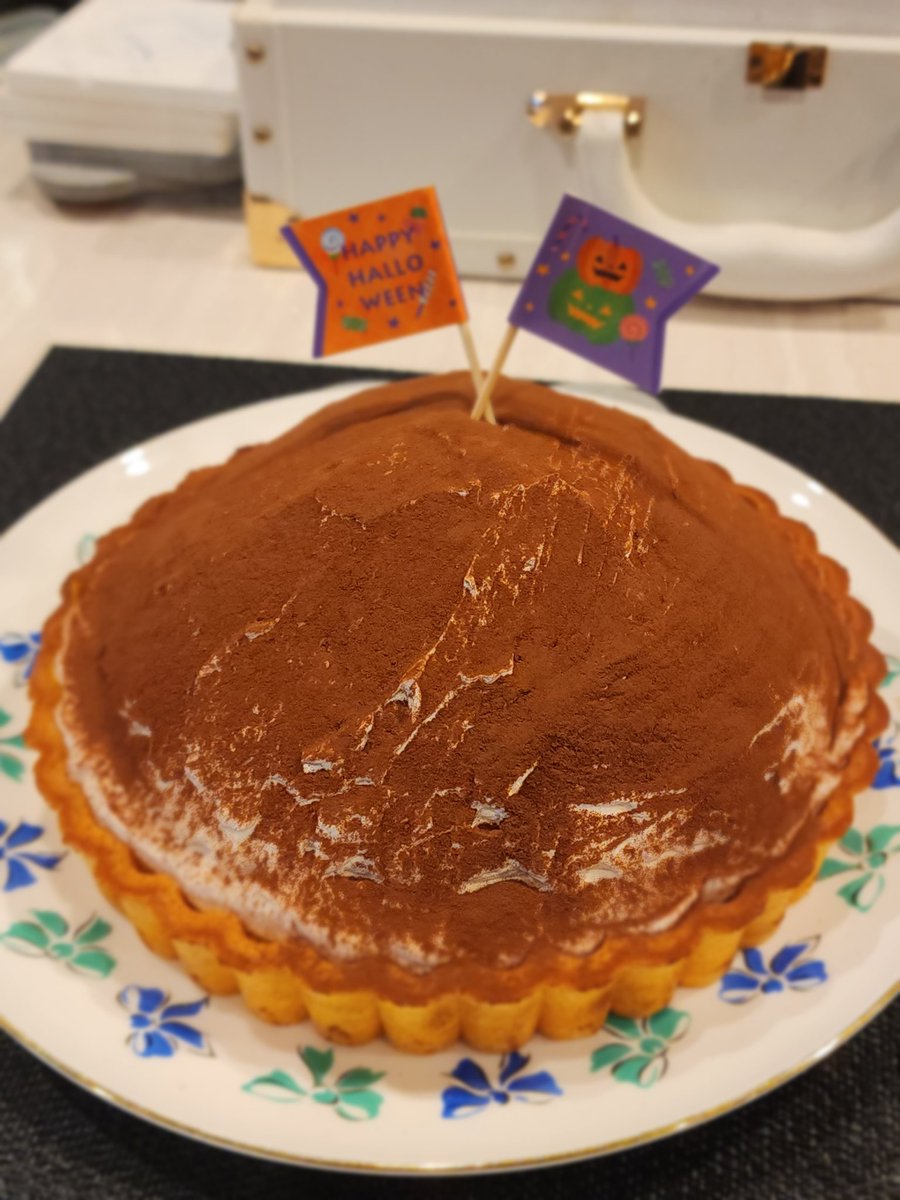 本日はハロウィンパーティー＆バルです！
限定の特別メニューでお待ちしております🤗
週末ケーキはパンプキンムースタルトとパンプキンプリンとなっております！
 #レオノール  #岡山ドールカフェ #ドールカフェ