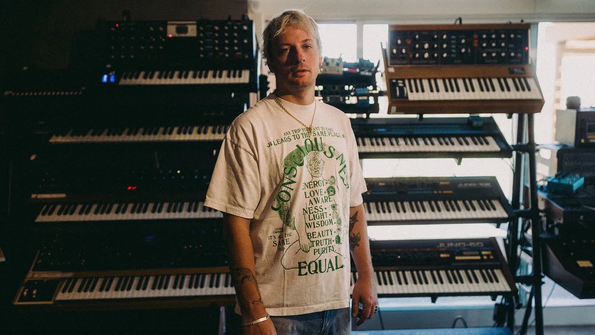 BuzzingPop's tweet image. Fans think Harry Styles teased the sound of #HS4 at the pope reveal in May with a “Techno is my boyfriend” hat, after his producer Kid Harpoon mentioned working on a “hardcore techno jam” with ABBA-style melodies.