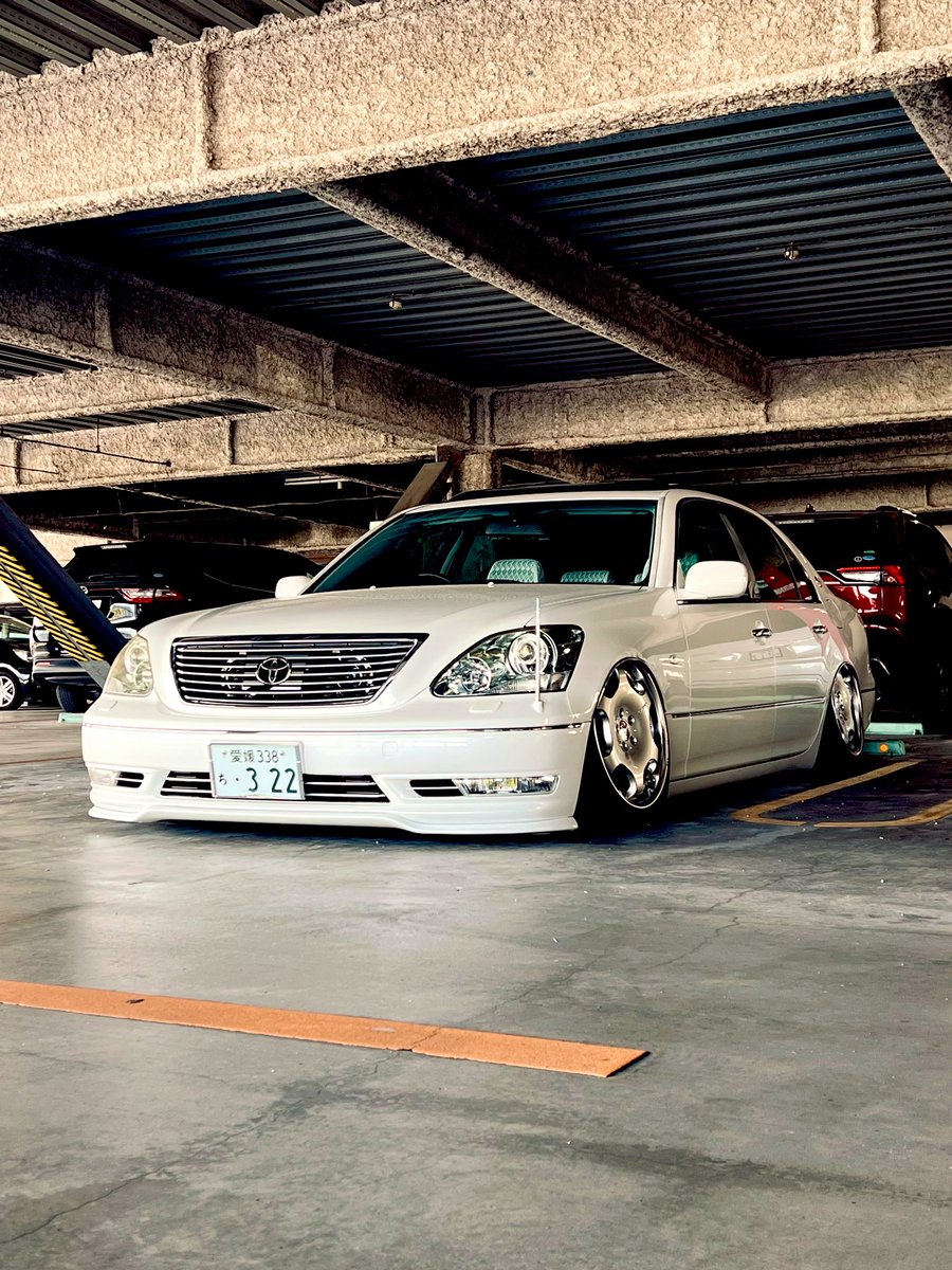 思い付きでロアグリル工作✂️

定番のボディ同色で丸塗りすると余計な所まで目立つのと、人と同じじゃつまらないてこともあり、横フィン表面部だけシルバーカーボン化😎

自分の車は純正で黒い部分はほぼシルバーになってるのでここも合わせてみた。

カールソンリップとも相性バッチリ👌💕