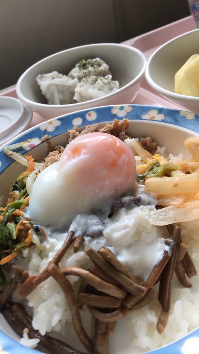 rtYWHDCe1s50228's tweet image. 2020年5月
入院当初は毎朝、夜勤明けの看護師さんや補助さんに、髪を束ねたり編み込みしてもらったりしていた。嬉しかった
日を重ねて…
整髪に、スタッフさん達に時間をとって頂く事が申し訳なく感じるようになり、
髪は五分刈りにしてもらった
髪は要らないって思った
#脳卒中  #片麻痺  #きゆ備忘録