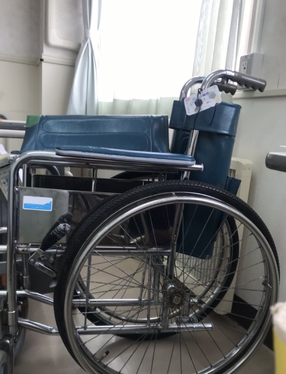 rtYWHDCe1s50228's tweet image. 2020年5月
入院当初は毎朝、夜勤明けの看護師さんや補助さんに、髪を束ねたり編み込みしてもらったりしていた。嬉しかった
日を重ねて…
整髪に、スタッフさん達に時間をとって頂く事が申し訳なく感じるようになり、
髪は五分刈りにしてもらった
髪は要らないって思った
#脳卒中  #片麻痺  #きゆ備忘録