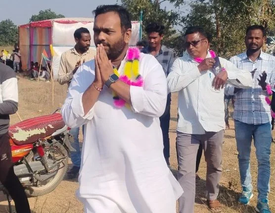OdishaReporter's tweet photo. #ପଦ୍ମ_ଧରିବେ_ଜୟ_ଢୋଲକିଆ ! 
ନୂଆପଡ଼ା ଉପନିର୍ବାଚନ ପୂର୍ବରୁ ବିଜେଡିକୁ ଲାଗିପାରେ ବଡ଼ ଝଟକା । ଆଜି ବିଜେପିରେ ମିଶିପାରନ୍ତି ସ୍ୱର୍ଗତ ରାଜେନ୍ଦ୍ର ଢୋଲକିଆଙ୍କ ପୁଅ ଜୟ ଢୋଲକିଆ । ରାଜ୍ୟ ବିଜେପି କାର୍ଯ୍ୟାଳୟରେ ପଦ୍ମ ଧରିପାରନ୍ତି ଜୟ । ନୂଆପଡ଼ା ଉପନିର୍ବାଚନ ପୂର୍ବରୁ ବଡ଼ ରାଜନୈତିକ ଚର୍ଚ୍ଚା । #odishareporter #Jaydholkia #rajendradholkia #nuapadabyelection