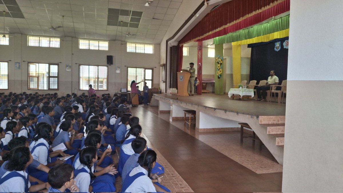 ಮಂಗಳೂರು ದಕ್ಷಿಣ ಪೊಲೀಸ್ ಠಾಣೆಯ ವತಿಯಿಂದ ಸೇಂಟ್ ಮೇರೀಸ್ ಹೈಯರ್ ಪ್ರೈಮರಿ ಸ್ಕೂಲ್ ಅತ್ತಾವರ ಇಲ್ಲಿ ಮಾದಕ ವಸ್ತುಗಳ ಸೇವನೆ ದುಷ್ಪರಿಣಾಮ ಮತ್ತು ಸೈಬರ್ ಕ್ರೈಂ ಕುರಿತು ಕಾರ್ಯಗಾರ ಹಮ್ಮಿಕೊಂಡಿದ್ದು ದಕ್ಷಿಣ ಪೊಲೀಸ್ ಠಾಣೆಯ ವತಿಯಿಂದ ಪೊಲೀಸ್ ಉಪ ನೀರಿಕ್ಷಕರು ಆದ ಶ್ರೀ ಮಾರುತಿ ಪಿ ರವರು ಕಾರ್ಯಗಾರದ ಉದ್ದೇಶಿಸಿ ಮಾತನಾಡಿದರು.