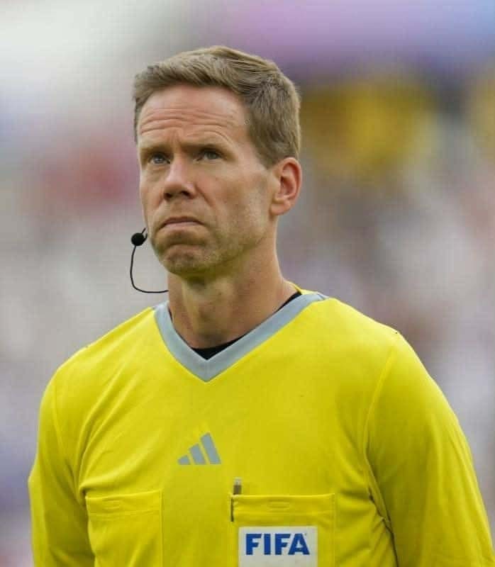 Él es Drew Fischer, el árbitro que mandó CONCACAF para que le robara a El Salvador en su propio estadio.

✓ Pitó un penal a favor de Panamá que NO ERA y que el VAR le tuvo que avisar. 

✓ Inválido un gol valido de El Salvador por una supuesta falta a un panameño que parecía