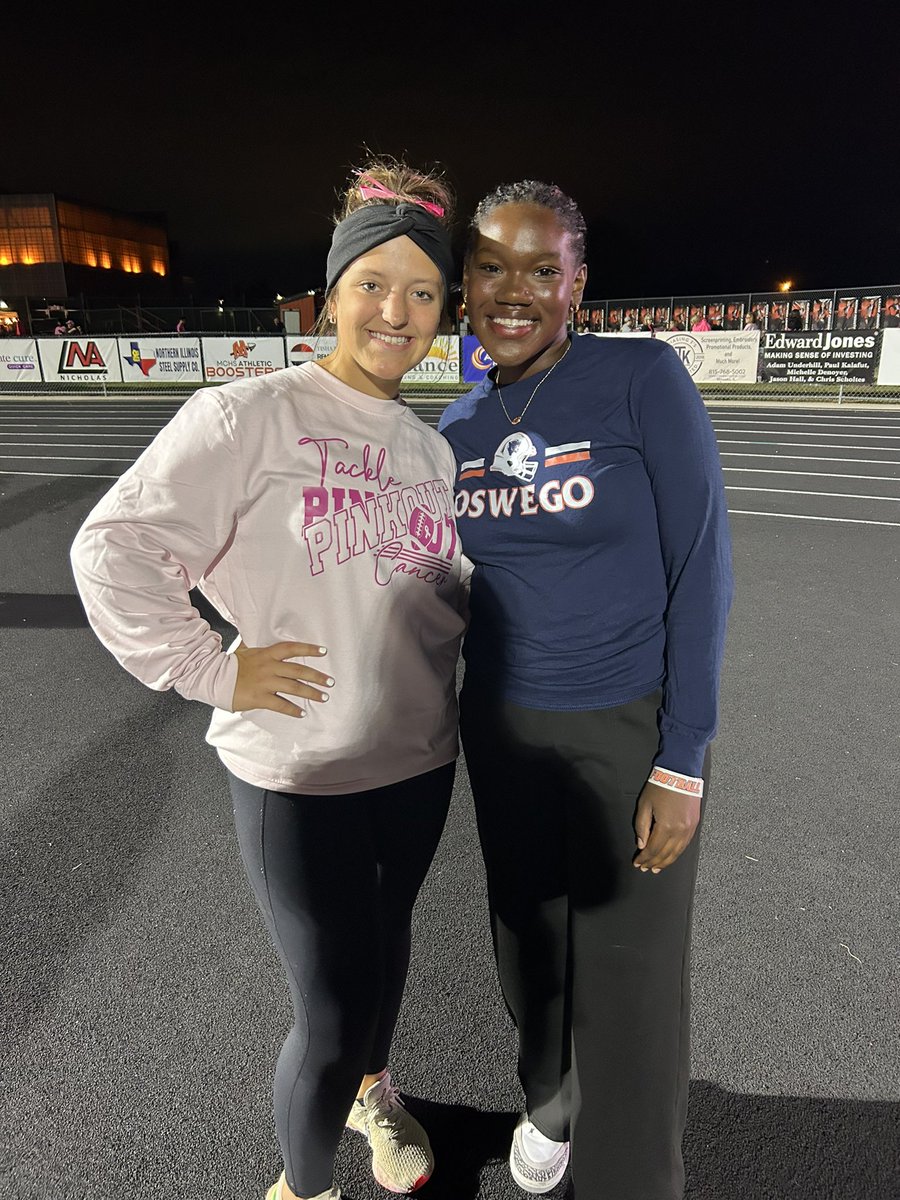 AddisonnCrumly's tweet photo. Got to see my girl tonight at FNL!!! So ready to hit the field tomorrow with her!!! #PitcherCatcherduo @Amylah2026 https://t.co/jajlF2U3CW