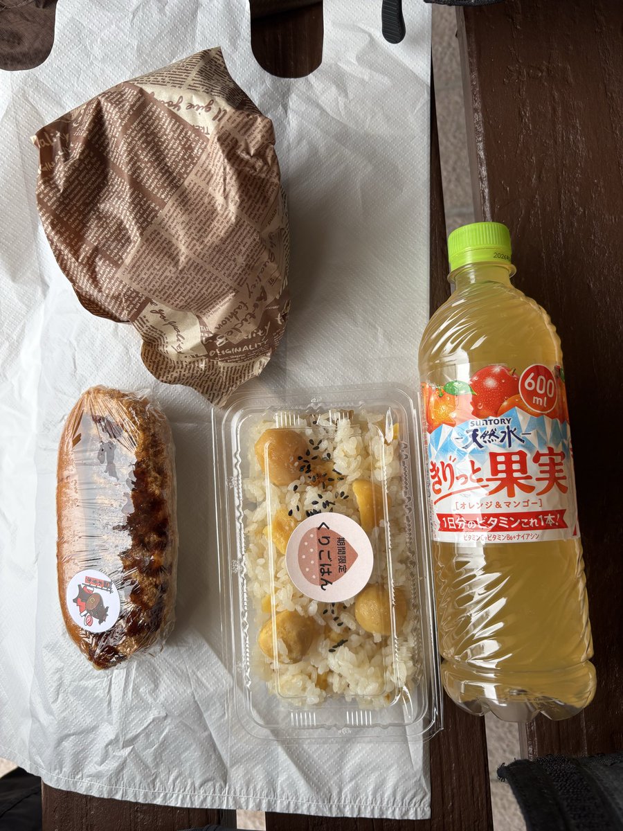 KSRbaka's tweet photo. 今日は、飛騨高山からR361を進みます
生憎の霧雨ですが、山道を楽しみまして『道の駅 日義木曽駒高原』で軽くお昼
名物の木曽��コロッケパン&amp;木曽牛メンチカツバーガー
期間限定の栗ご飯旨し
たまには雨のツーリングも楽しい
#ツーリング　#木曽駒高原 https://t.co/04IhpAaujq