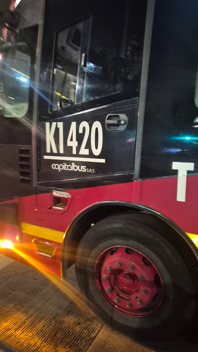 LordSh_'s tweet photo. Saliendo de la estacion Guatoque Veraguas 10.45 pm 10.10.25 un grupo de aprox. 6 ñeros que se iban a colar arrojaron una piedra contra el bus. @TransMilenio @Bogota @ColombiaOscura https://t.co/aYn3N3Xjdb