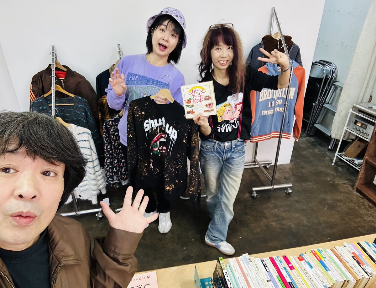 km2mkt2's tweet image. 秋のデアデビ×おもしろ古本市３days
おーぷん！！
🍂📚✨👀
秋冬の可愛いお洋服をドーンと出します。
古本を買ったら、デアデビ全品が１０％🈹オフ。

年末に向けて、新しいじぶんを演出しましょう！
老若男女カマ〜ン！！
💃✨🍺🕺
読もうぜ！着ようぜ！飲もうぜ〜
夜１０時まで。
#デアデビ2025