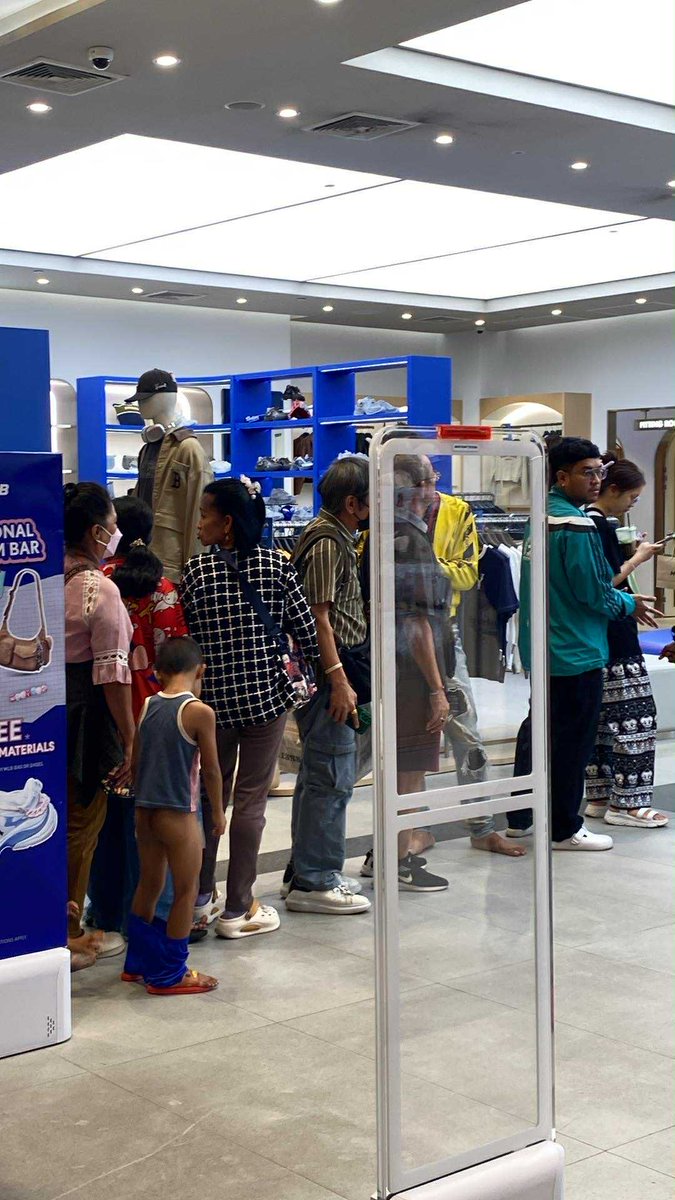 CHAROENPANIT's tweet image. สภาพคนได้คิวซื้อหมวกพี่น่า…..
และกูที่วิ่งแบบสุดชีวิต
คนล้มกูที่เบรคตีนไม่ได้ ต้องกระโดดข้ามไป..
แล้วทุกคนแพ้พวกเหม็น กูจะบ้าาาาาาาาาา🥲🥲👊🏻
#mlbkarina #MLBThailand #mlbth
