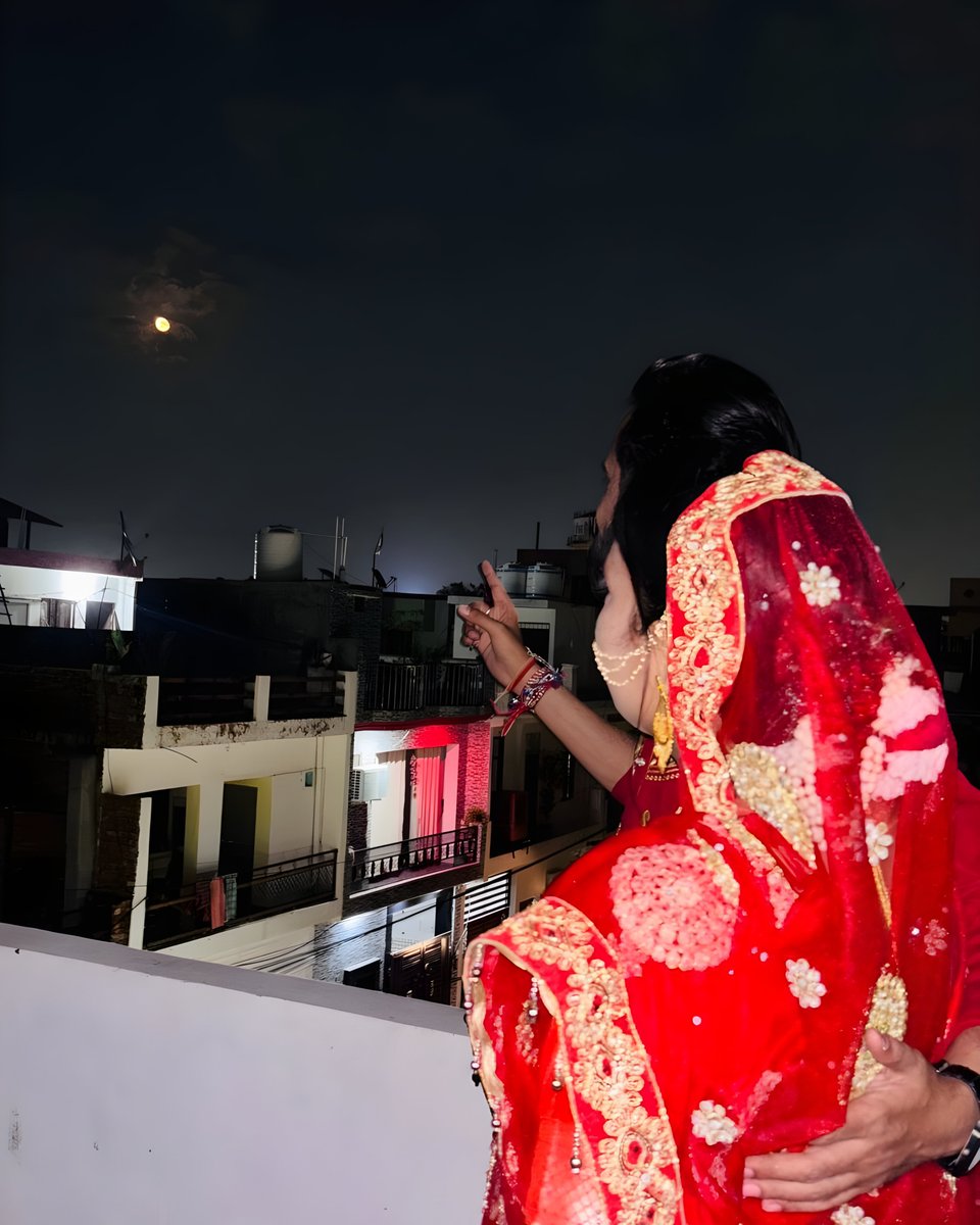write2divya's tweet image. प्रेम, विश्वास और समर्पण का महापर्व... #KarvaChauth2025 
@vishvagaurav