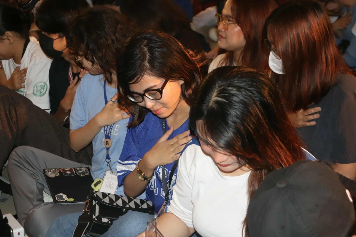 mlegaspi28's tweet photo. "...kapag dumating ang araw na nararamdaman ninyong mag-isa kayo, remember this moment– your heartbeat, the gentle tap on your back or your shoulders, at sabihin mong 'Sa akin nagsisimula ang pag-asa'. "

Thank you PsychSoc-OLFU Val for this experience
#LightUpBlueForMentalHealth https://t.co/VnKWTrhSyz