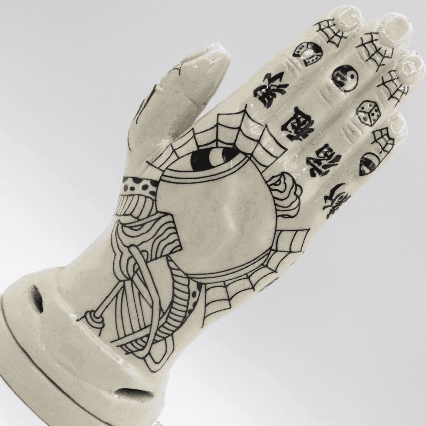 StudioSokai's tweet image. ごりごりのタトゥーが刻まれたプレイハンドお香立て販売中 🙏
親指に馬券等を挟める仕様です🐎🚤🚲
香りと煙とともに運を呼び込む🔥
新宿租界爆勝祈願香立
portal.shinjuku-sokai.com/shop/factory/g…