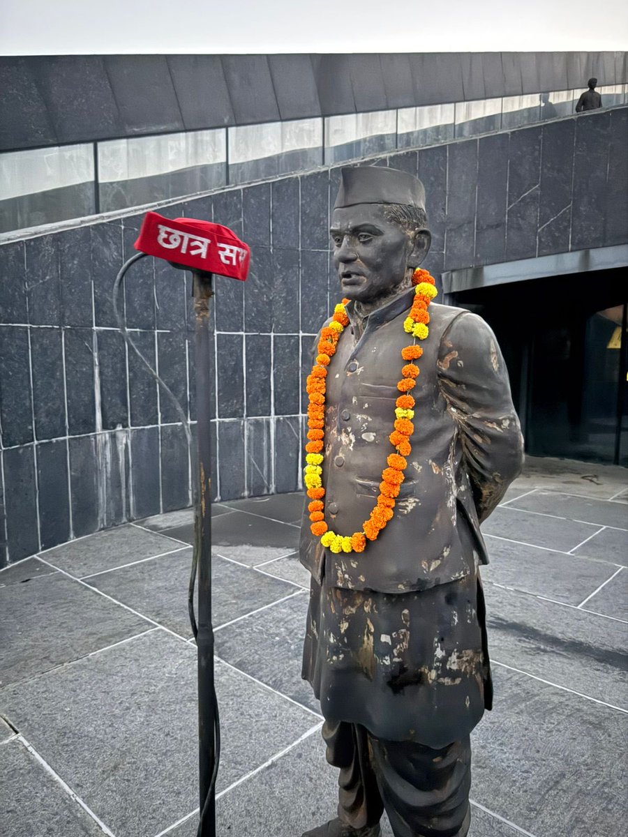 Manoj_Yadav_'s tweet image. लखनऊ पुलिस अब सुरक्षा लगाए होत का,
जब फूलमाला अर्पित हो गई जेपी जी पर।

@lkopolice