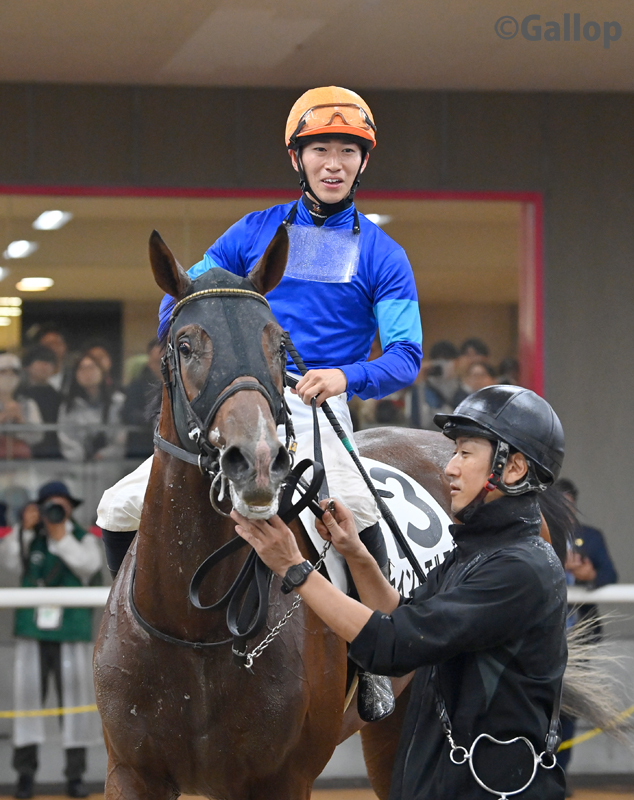 gallop_keiba's tweet image. 東京6R、ダート1600mの新馬戦は13番人気 #セイントエルモズ  が勝利！ 後方から脚を伸ばし、最後はウリズンベーとの叩き合いを制しました！
父はサンダースノー。