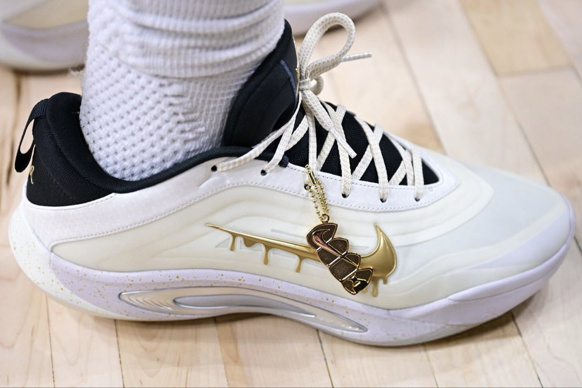 SoleRetriever's tweet photo. CLOSER LOOK: A’ja Wilson’s postgame celebration Nike A’One PEs 🔥 @_ajawilson22 https://t.co/iaI8zEx2Xw