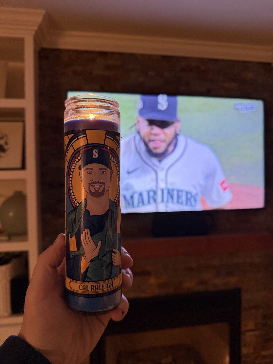mitchellweholt's tweet photo. The Calndle has been lit. It’s time. https://t.co/Pu5EWCaE4r