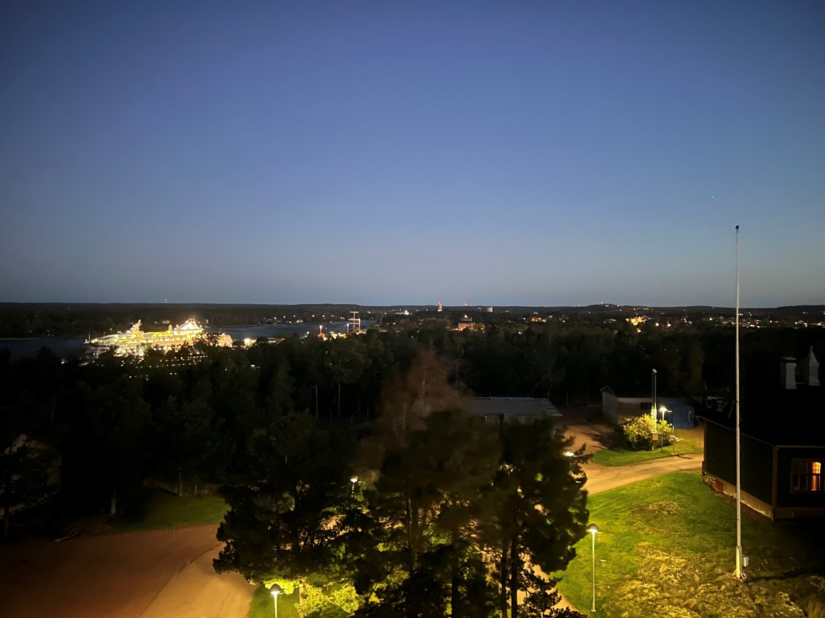 Solen går upp över Mariehamn och vinden har ökat under natten. Redan nu är det nordvästlig vind med vindbyar upp emot 20m/s. Följ väderprognosen och ge dig inte ut på sjön i onödan. facebook.com/share/p/1AFACk…