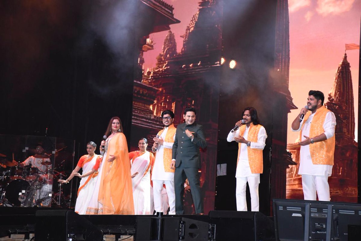 InfoGujarat's tweet image. માન. વડાપ્રધાન શ્રી નરેન્દ્રભાઈ મોદીના રાષ્ટ્ર પ્રથમના ભાવને ઉજાગર કરતી અનોખી પ્રસ્તુતિ “મેરા દેશ પહેલે” ગુજરાતમાં સૌપ્રથમવાર ગિફ્ટ સિટી, ગાંધીનગર ખાતે યોજાઈ; મુખ્યમંત્રીશ્રી સહિતના મહાનુભાવો તેમજ વિશાળ સંખ્યામાં નાગરિકોએ આ મંચન માણ્યું...

#MeraDeshPahle #GujaratEvents
#Giftcity…