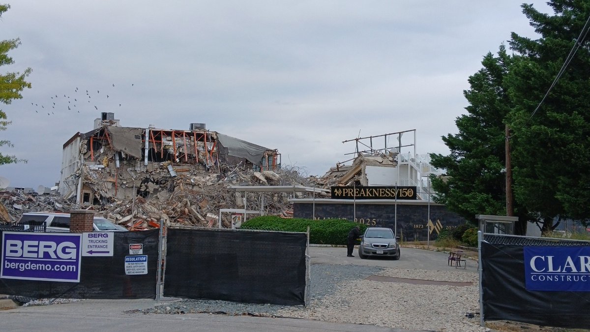 52ShadesOfHay's tweet image. Over 2 weeks ago myself &amp;amp; others emailed several people to ask if we could go in &amp;amp; get the Preakness150 sign &amp;amp; the banner that hung below to auction for aftercare. Now they&apos;re gone. Shame on @MDStadiumAuth. Historic items that cost thousands of dollars to produce. #Pimlico