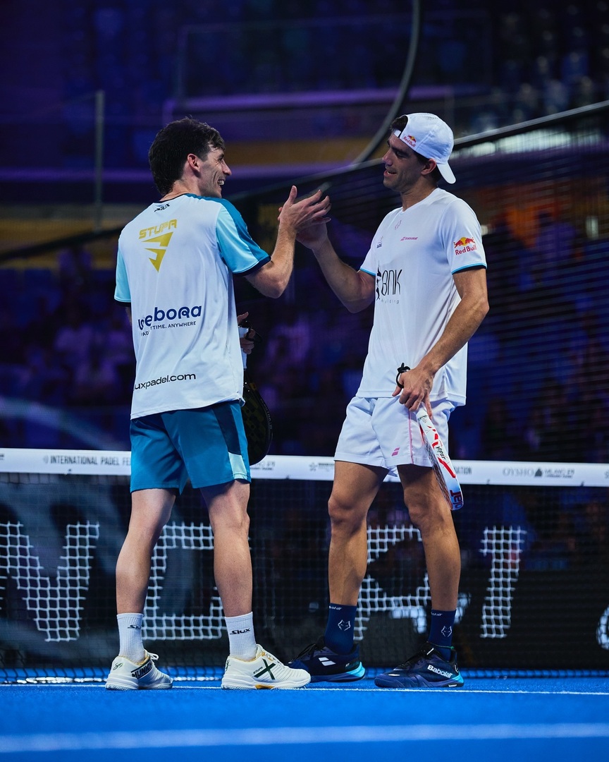 Desopinioncom's tweet image. Leo Augsburger y Martín Di Nenno buscan revivir su éxito en Milán tras un inicio complicado. En semifinales enfrentarán a Chingotto y Galán, mientras que Lebrón y Stupaczuk, ansiosos por un título, desafiarán a Coello y Tapia. ¿Lograrán un renacer? #Paddle #noticiasitalia #noti…