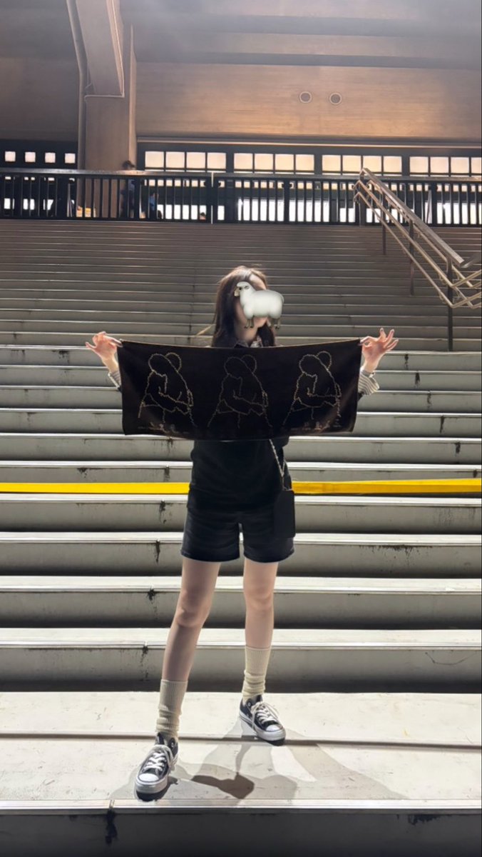 ___13sym's tweet photo. 胸いっぱいの2days武道館🐑
大好きな羊文学を目一杯感じれて
幸せいっぱいでした😳
お友達に撮ってもらった記念写真🫶🏻
館内ではピカチュウポジの羊ちゃん😍

#羊文学
#羊文学_いまここ
#羊文学_武道館2days https://t.co/1Lb6Avf3gq