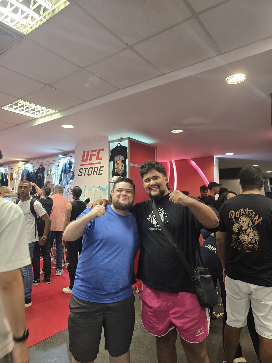therealnicolau's tweet photo. Evento da Cerimônia da Pesagem foi sensacional. Mas melhor ainda foi encontrar o @igorserafini_  e o @carlosfigueira_ que foram muito gente boa. Namoral vcs são foda, além do conteúdo que fazem, vcs dão mais força ainda a cena do MMA hoje do brasil https://t.co/nhz2hAZwii