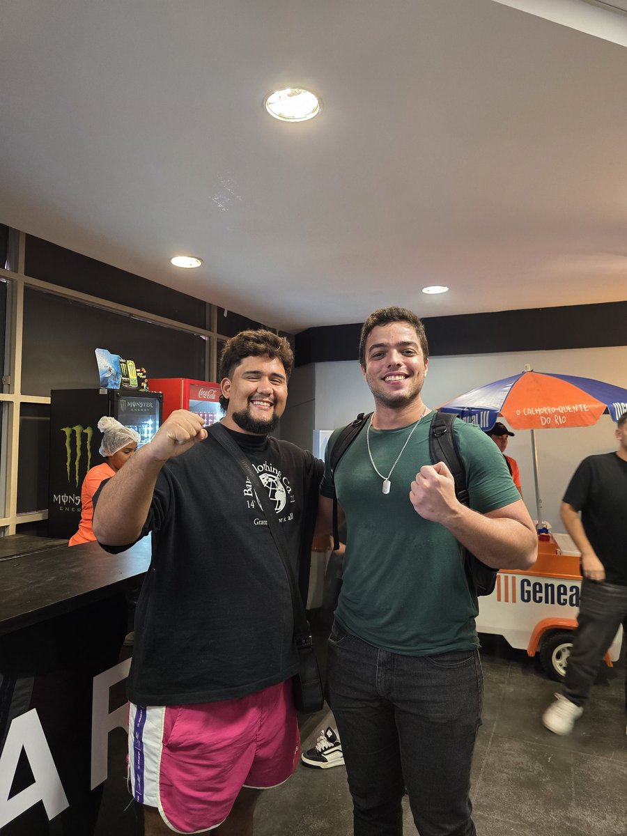 therealnicolau's tweet photo. Evento da Cerimônia da Pesagem foi sensacional. Mas melhor ainda foi encontrar o @igorserafini_  e o @carlosfigueira_ que foram muito gente boa. Namoral vcs são foda, além do conteúdo que fazem, vcs dão mais força ainda a cena do MMA hoje do brasil https://t.co/nhz2hAZwii