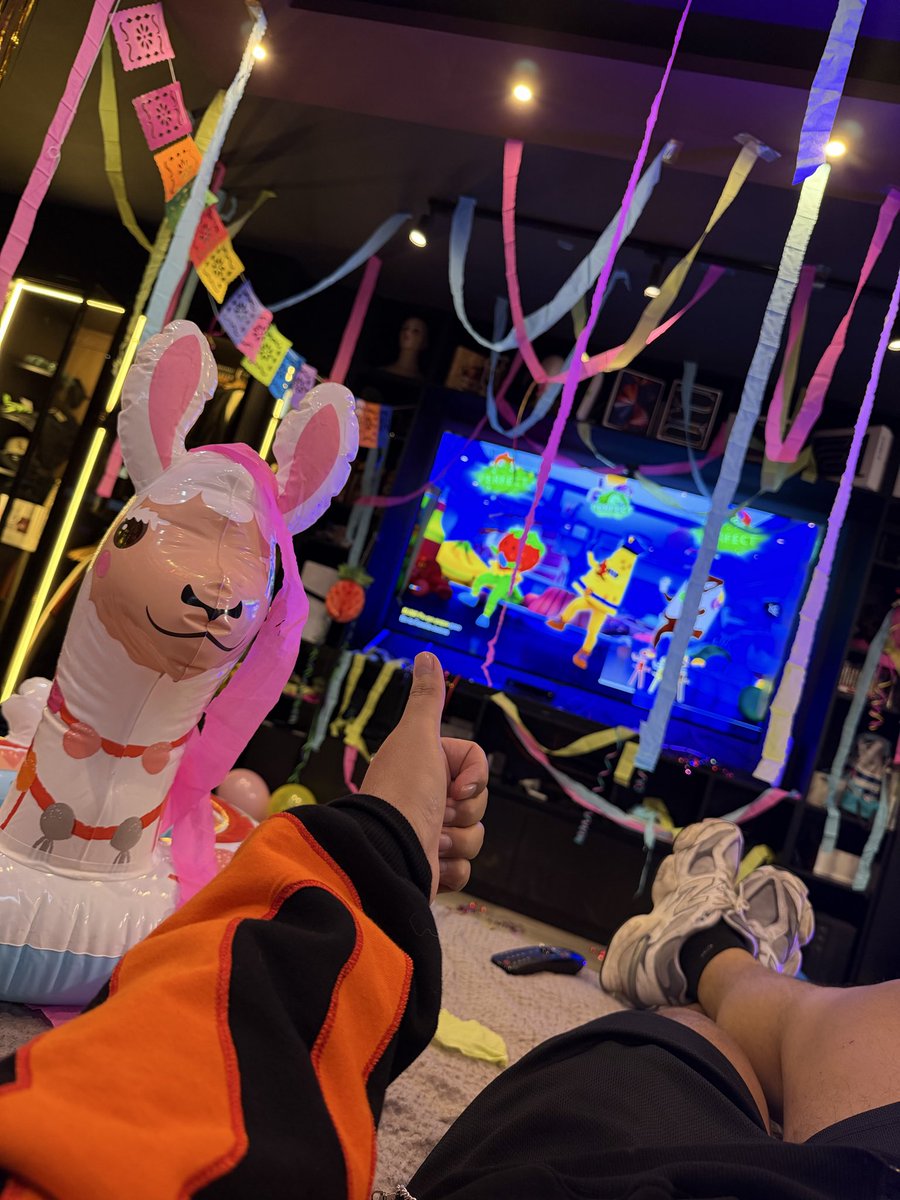 YA EN DIRECTO! 🕺🪩
100 PERSONAS en JUST DANCE/ JDT BATTLE ROYALE
twitch.tv/alecchiman

desde donde estas viendo el especial de viernes? deja una foto
